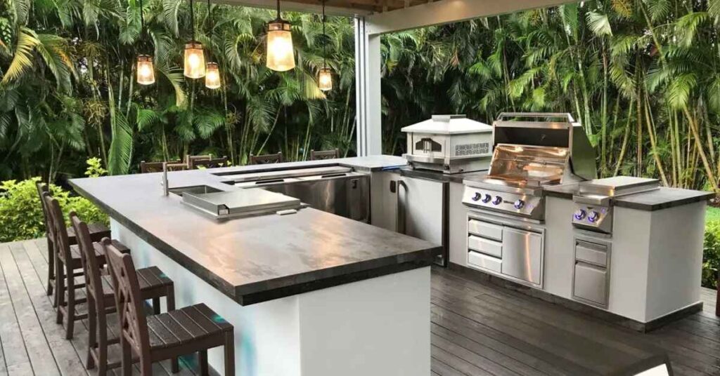 Outdoor Kitchen Should Work With Your Home's Style 