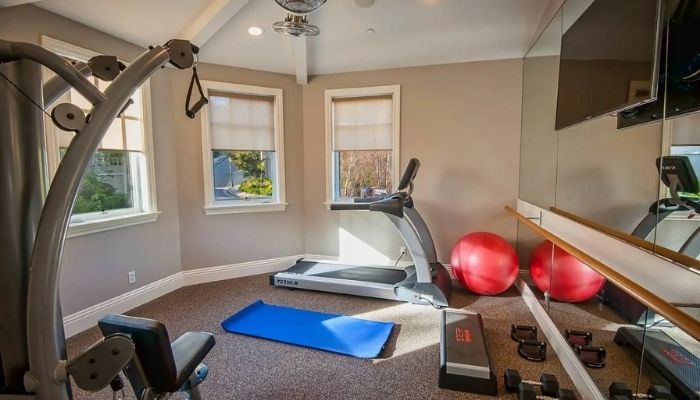 Modern Home Gym With Ample Amenities